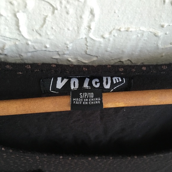 Volcom Cropped T-shirt.  Cap Sleeves - Picture 3 of 4